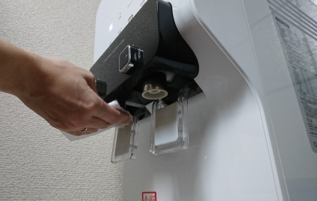 ウォータースタンドの注水口を拭く手